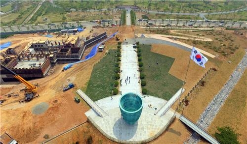 충남보훈공원 1단계 준공…현충일 추념식 - 2