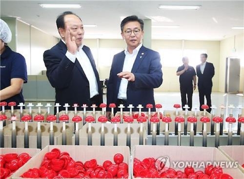 홍용표 개성공단 피해기업 현장방문…"도움드리겠다" - 3