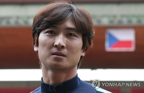 <한·체코축구> "아직 끝나지 않았다"…신발 끈 고쳐매는 수비진 - 2