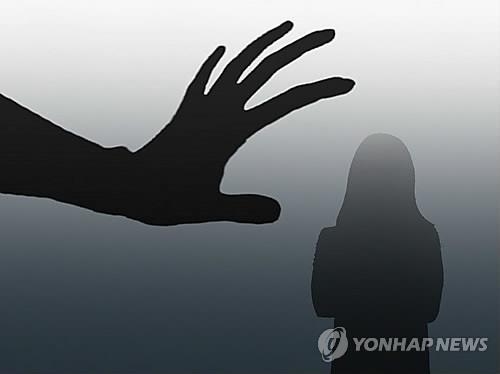 위탁보호 10대女 7년 성추행 목사 2심서 징역 6년→3년 감형 - 2
