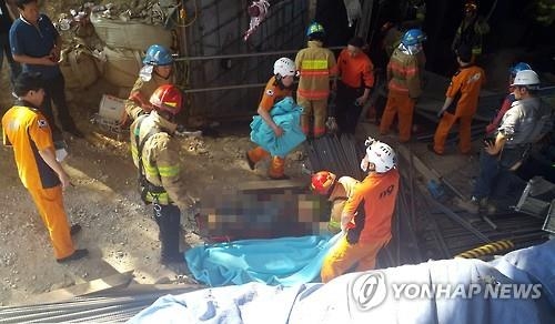 '남양주 폭발사고' 희생자 유가족 오열 속 발인 - 2