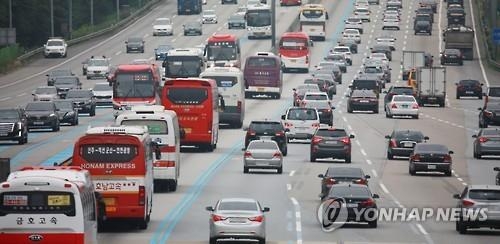 연휴 끝 고속도로 곳곳 정체…부산→서울 5시간20분(종합) - 2