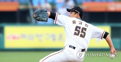 <프로야구> 4천263일 만에 선발승 윤규진 "고생한 동료 덕" (종합) - 2