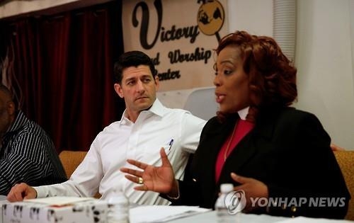 라이언 美하원의장 "트럼프 발언은 인종차별적…완전히 거부" - 2