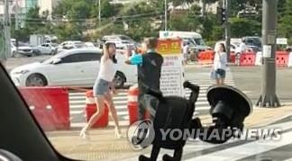 노인 무차별 폭행 30대女 "째려보는 것 같아서 그랬다" - 3