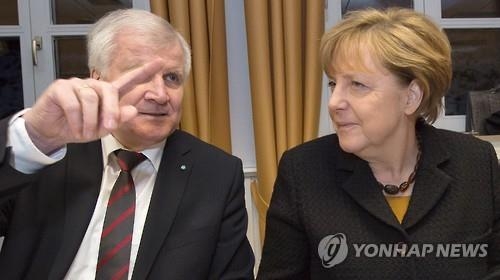 메르켈 난민정책 비판 앞장선 보수 자매당 지지 '급락' - 2