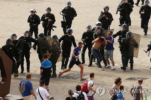 英-러 훌리건 폭력으로 얼룩진 유로 2016…佛경찰 강제진압(종합) - 3