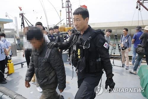 해경 태우고 북쪽으로 도주 中어선…두달간 불법조업(종합) - 2