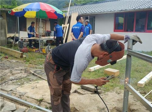 어려운 이웃에 13년간 사랑의 집수리…200채 고쳐 - 3