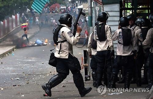 베네수엘라 식품난 폭동에 4명 사망…전 대통령 무덤까지 파손 - 2