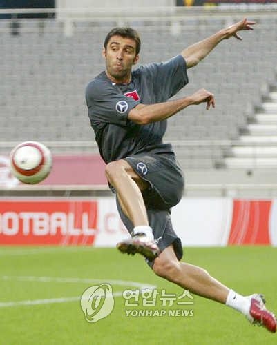 2002월드컵 韓에 '11초 치욕' 안긴 주인공, 대통령모욕죄로 재판 - 2