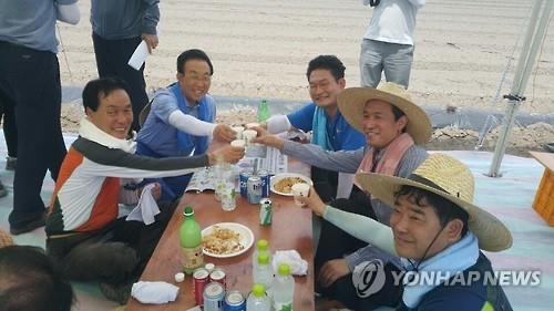 더민주 영남 민생행보…우상호 "전당대회 뒤 탈당파 복당 조치" - 2