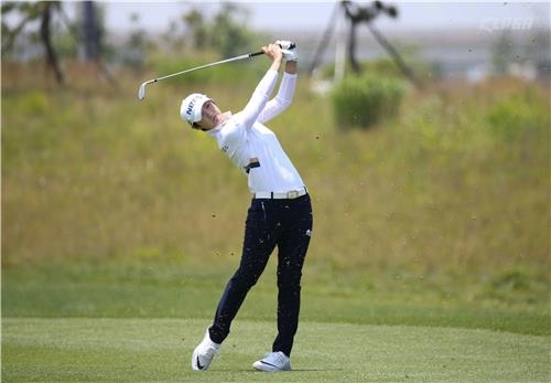 -한국여자오픈골프- '엄마 골퍼' 안시현 12년 만에 우승…통산 2승(종합) - 3