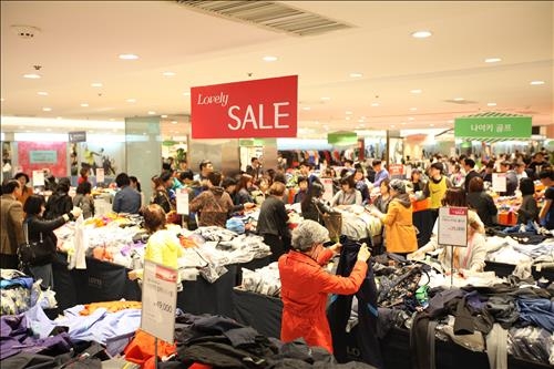 휴가철 앞두고 백화점 일제히 여름세일…1억 경품까지 - 2