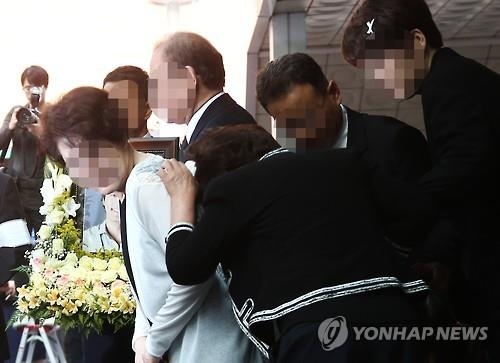 배우 김성민 떠나는 날…유족들, 오열 속 발인 - 4