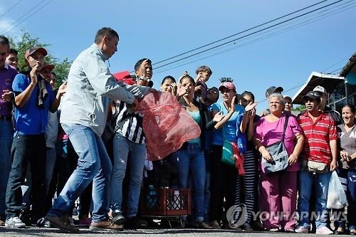 굶주린 베네수엘라인들, 식량·생필품 찾아 국경뚫고 콜롬비아로 - 2