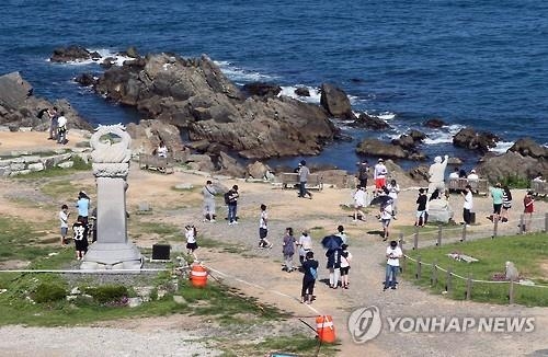 울산 간절곶서 피카츄 잡았다…'포켓몬 고' 열풍 - 4