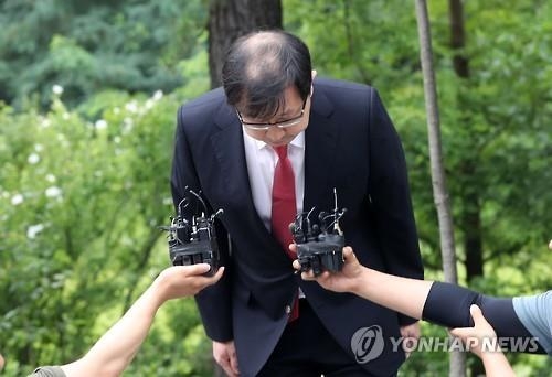 최재원 SK그룹 부회장 가석방 출소 "경제회복 위해 최선"(종합) - 3