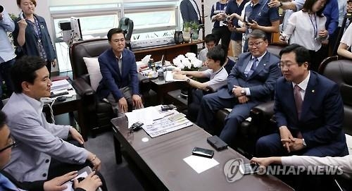 친박계, 비박 단일화에 "계파 패권주의"…김무성 징계 요구 - 2