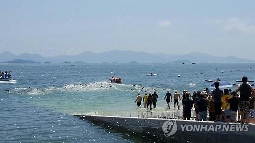 해경, 여수 바다수영대회 사망사고 수사 착수 - 2