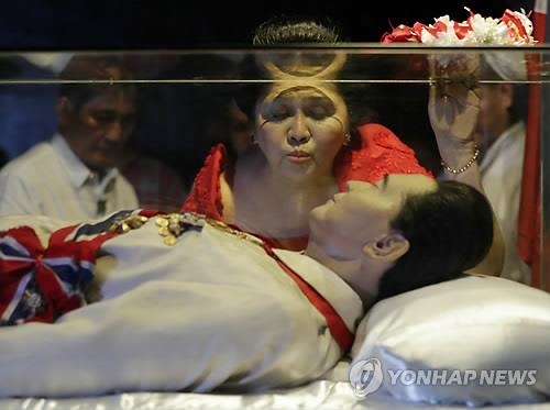 필리핀 독재자 마르코스 전 대통령 국립묘지 안장 논란 - 2