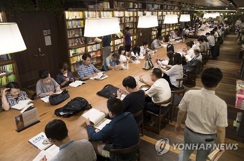 <베스트셀러> 한강 '채식주의자' 12주 연속 1위 - 2