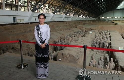 진시황 병마용 찾은 아웅산 수치…"경외감 느껴" - 2