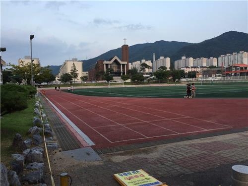 "중금속 우레탄에 경고문만…통제없어 아이들 뛰어놀아" - 2