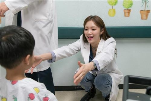 '닥터스' 이성경·윤균상, 소아병동서 프리허그 이벤트 - 2