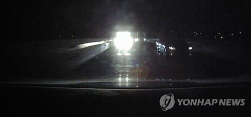 '살인 불빛' 상향등…안전운전 돕지만 상대방에겐 '치명적 무기' - 2