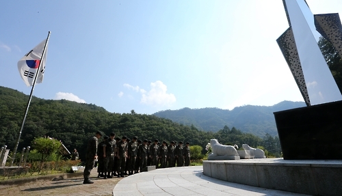 연화동전투 전적비 참배하는 장병