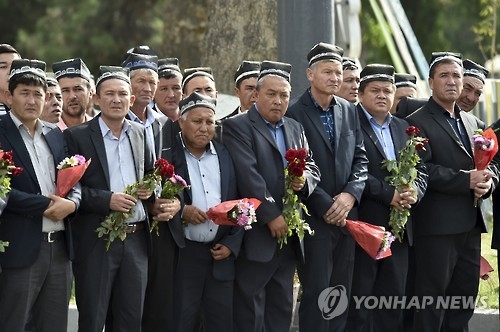 (사마르칸트 AP=연합뉴스) 우크라이나 동부 도시 사마르칸트 주민들이 3일(현지시간) 이슬람 카리모프 대통령의 운구 행렬을 맞기 위해 줄을 서 있다.