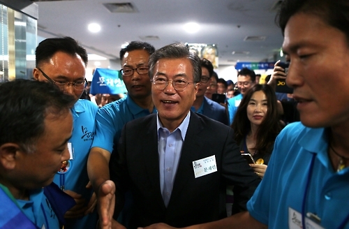 팬클럽 창단 행사장 도착한 문재인