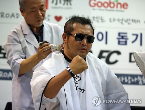 소아암 환자를 위해 삭발하는 배우 김보성