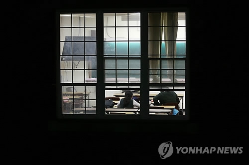 야간 자율학습하는 학생들.