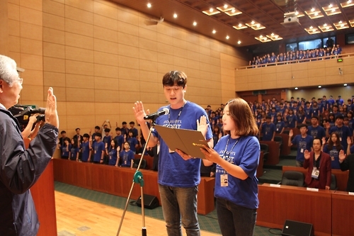 선서하는 전주세계소리축제 소리천사 대표.