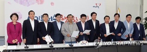 이정현, 수산시장에서 회 '먹방'…"끼니마다 회 먹겠다"(종합) - 1