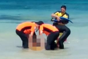 물에 빠진 관광객 구조하는 해경