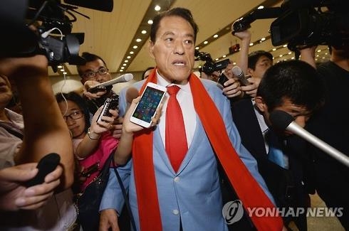 방북 마치고 중국 베이징에 도착한 이노키 (베이징 교도=연합뉴스) 최근 북한을 방문했던 안토니오 이노키 일본 참의원 의원이 13일 귀국 길에 올랐다. 사진은 중국 베이징(北京) 공항에서 기자들과 문답을 하는 이노키 의원. 2016.9.13 choinal@yna.co.kr
