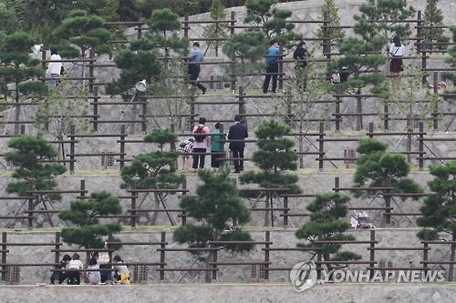 수도권 도로 성묘행렬로 '북적'…유원지엔 나들이객 붐벼 - 1