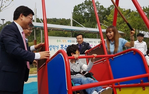 장애어린이 휠체어그네 밀어주는 조수미씨