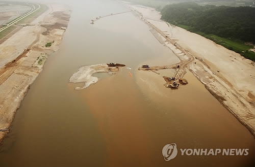 흙탕물로 변한 낙동강 상류