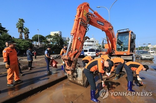 <태풍 차바> '복구가 최우선'(제주=연합뉴스) 박지호 기자 = 제18호 태풍 차바가 제주를 통과한 5일 오후 민·관·군 봉사자들이 제주시 용담로 침수 피해 지역에서 복구작업을 하고 있다. 2016.10.5jihopark@yna.co.kr