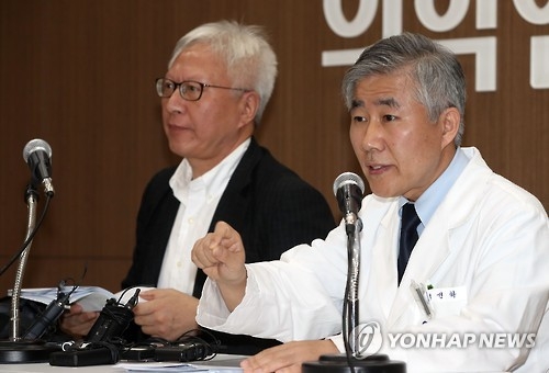 <자료사진> 서울대 백선하 교수(사진 오른쪽)