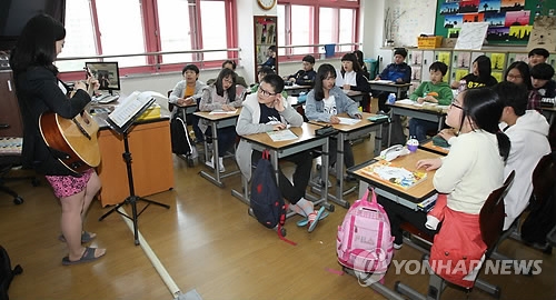 지난해 4월 행복씨앗학교인 청주 성화초등학교의음악수업 모습.[연합뉴스 DB]