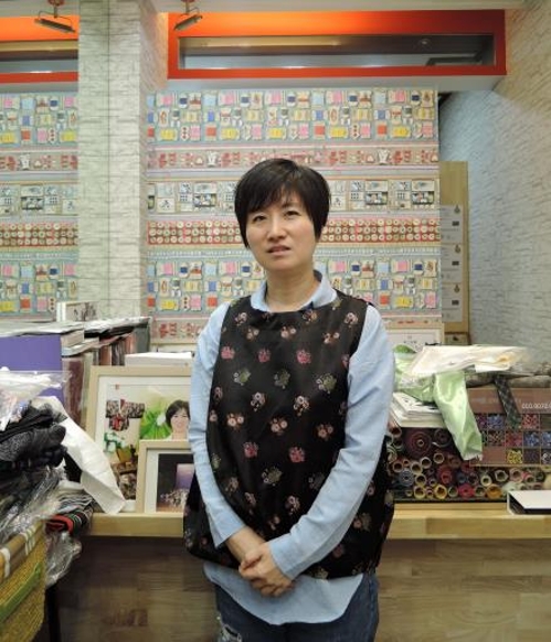 '달빛 한복 패션쇼' 참가하는 이향 디자이너.