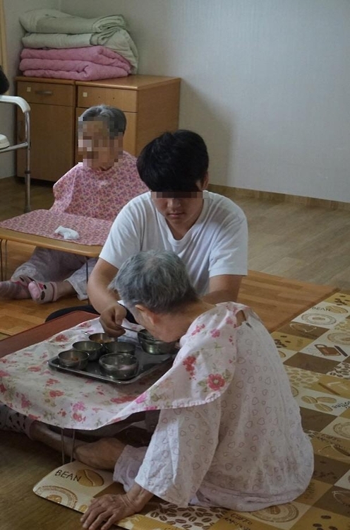 봉사활동하는 윤군