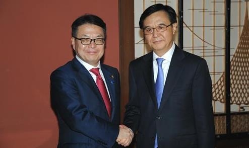 경제 협력 강화 논의한 중일 경제 장관 (신화망 화면 캡처)