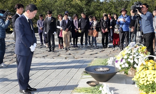 노무현 전 대통령 묘역 참배하는 박원순 서울시장