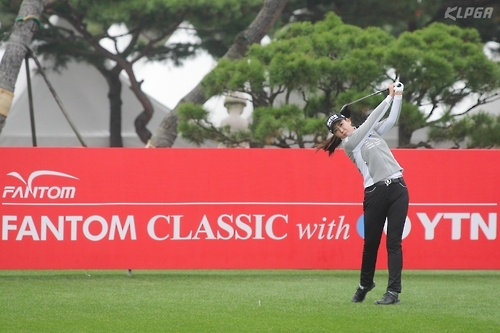 티샷하는 홍진주.<KLPGA 제공>